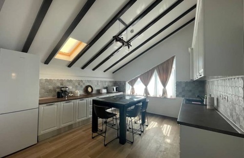 Sector 1 Apartment | KingTop @Iarca Inn