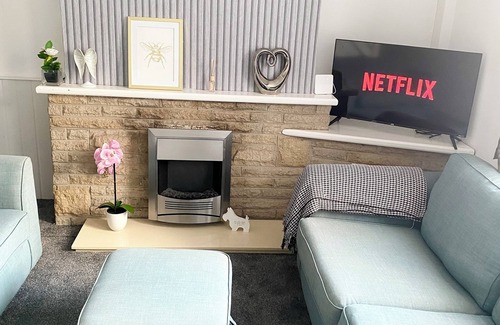 Thurnscoe House | Kirkby House in Moorthorpe near a train station, great access to motorways