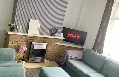 Thurnscoe House | Kirkby House in Moorthorpe near a train station, great access to motorways