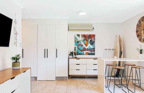 Coolangatta Apartment | Kirra Escape - Beachside Kirra - Pet Friendly - Min. 3 Night Stays!