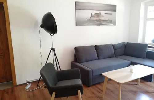 Steinhoefel Apartment | Kleine Galerie Apartment für 3 mit Küche Kamin Netflix Parken und Hofladen