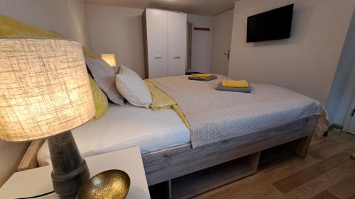 Bad Muskau Apartment | Kleine hübsche Unterkunft in Bad Muskau im EG, Nähe Schloss, Waldeisenbahn, Hermansbad, UNESCO Geopark, Nähe polnischer Markt, Top Lage für Ausflugsziele zum Wandern oder Radfahren
