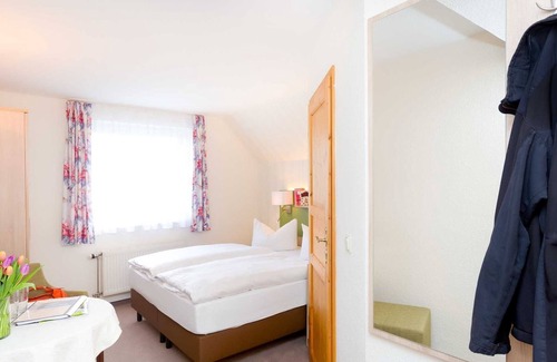 Neuensien Apartment | Kleines Doppelzimmer mit Seeblick - Ferienzimmer und -wohnungen mit Seeblick