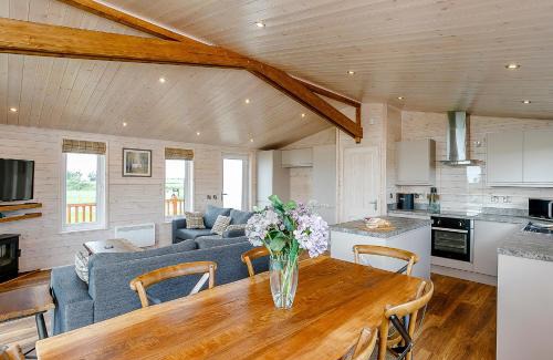 Hundall Resort | Knights Lodges
