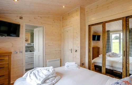 Hundall Resort | Knights Lodges