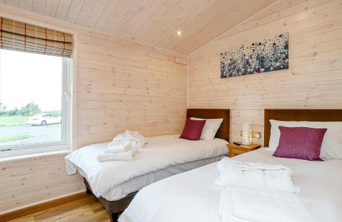 Hundall Resort | Knights Lodges
