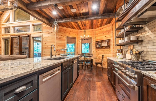 Golden Cabin | KNOLL CREEK offers luxury in a creekside setting, 6 Bedrooms- Sleeps 19