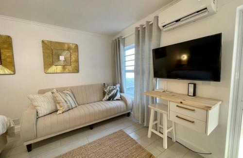Old Place Apartment | Knysna Studio Luxury Escape at HeadsView!