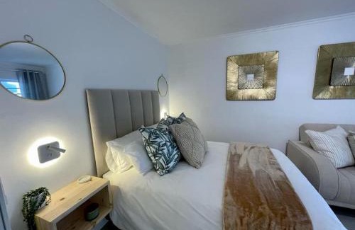 Old Place Apartment | Knysna Studio Luxury Escape at HeadsView!