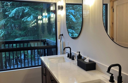 Revelstoke House | Kokanee Lodge - Walk to Gondola, Hot Tub, Private