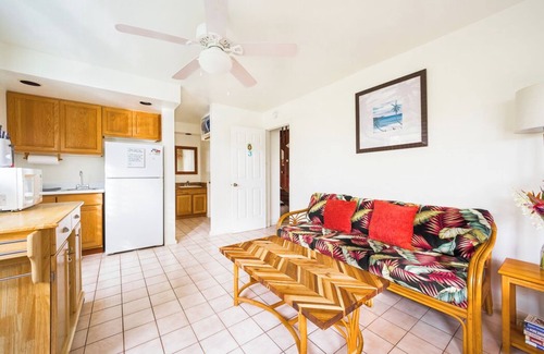 Kahaluu Bay Apartment | Kona coast studio, low Aug rate, Free Parking, free HS-WIFI walk to Magics beach