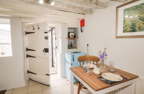 Brecon Cottage | KOOKY COTTAGE, pet friendly, with open fire in Brecon