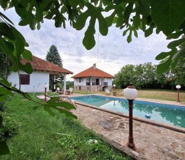 Mladenovac Villa | Kosmajski Beg: Vaša privatna vikendica sa bazenom