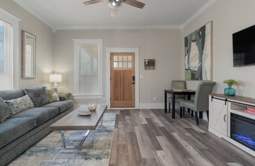 Denison House | "KOZY KOTTAGE" Near Downtown! 2025 Remodel, Sleeps 8 Comfortably, Games & More!