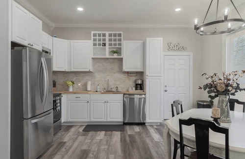 Denison House | "KOZY KOTTAGE" Near Downtown! 2025 Remodel, Sleeps 8 Comfortably, Games & More!