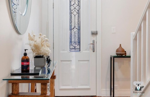 Redfern Apartment | KOZYGURU / Redfern / Comprehensive Funky /5 Bed House