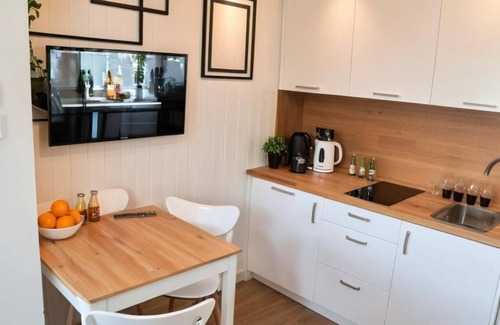 Stare Podgorze Apartment | Krakow Art & History Getaway: Mezzanine Studio, River Proximity & City Access