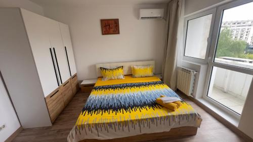 Bucharest Apartment | Kronos central retreat - Parliament view