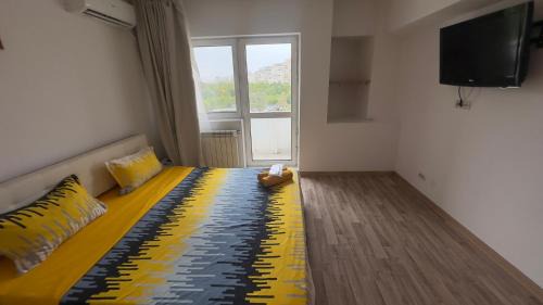 Bucharest Apartment | Kronos central retreat - Parliament view