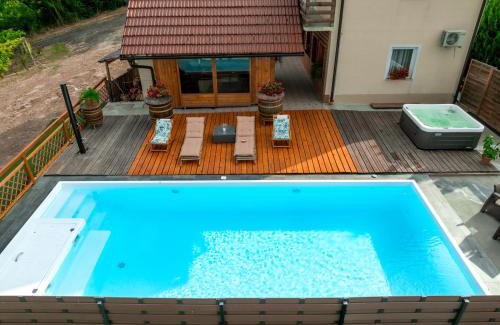 Velika Gorica House | Kuća za odmor Holiday Spa House Kostanjevec s bazenom,saunom i jacuzzijem,Zagreb