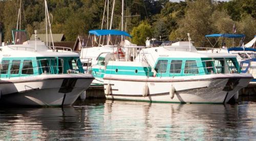 Muritz Boat Rental | KUHNLE-TOURS Schlafen im Hafen