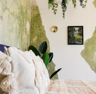 Lend Apartment | Kunstvolles Apartment im Zentrum mit Balkon und Parkplatz