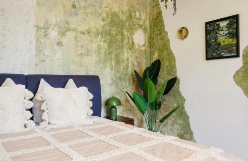 Lend Apartment | Kunstvolles Apartment im Zentrum mit Balkon und Parkplatz