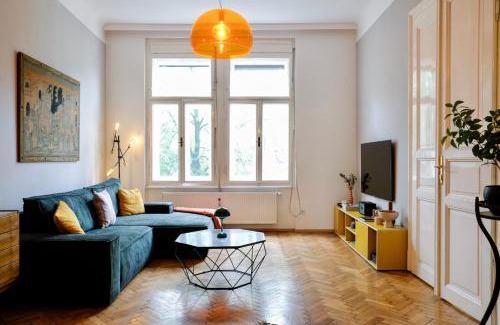 Lend Apartment | Kunstvolles Apartment im Zentrum mit Balkon und Parkplatz