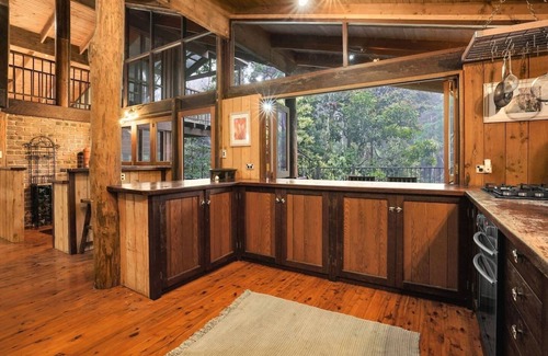 Kuranda Cabin | Kuranda Rainforest Chalet- Rainforest Retreat with Private Creek, Chef’s Kitchen & Spacious Deck