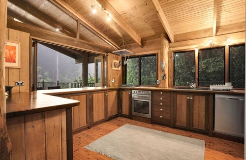 Kuranda Cabin | Kuranda Rainforest Chalet- Rainforest Retreat with Private Creek, Chef’s Kitchen & Spacious Deck