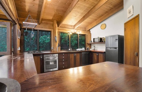 Kuranda Cabin | Kuranda Rainforest Chalet- Rainforest Retreat with Private Creek, Chef’s Kitchen & Spacious Deck