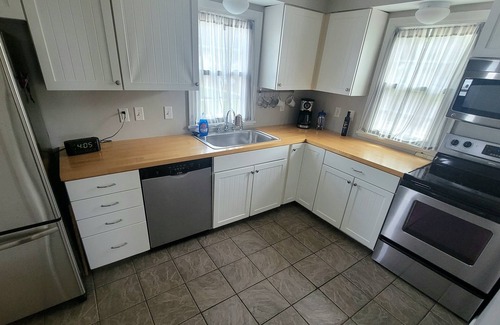 Kutzky Park House | Kutzky Cottage/3 BR, 4 Blocks to Mayo, Family & Pet Friendly, Fenced Yard