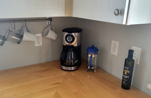 Kutzky Park House | Kutzky Cottage/3 BR, 4 Blocks to Mayo, Family & Pet Friendly, Fenced Yard