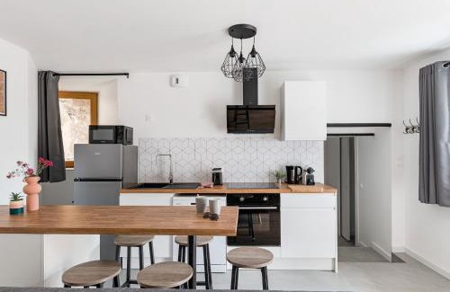 Saint-Just-Saint-Rambert Apartment | Léna 2 chambres Jardin- climatisation Netflix