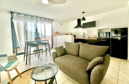 Sainte-Clotilde Centre Apartment | L'échappée Bleue, T3 vue mer, proche de l'aéroport