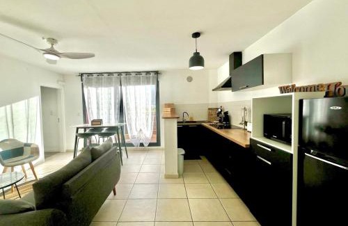 Sainte-Clotilde Centre Apartment | L'échappée Bleue, T3 vue mer, proche de l'aéroport