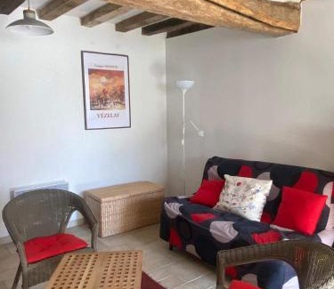 Pousseaux House | L'Atelier de Pierre 1-Bed Cottage in Pousseaux