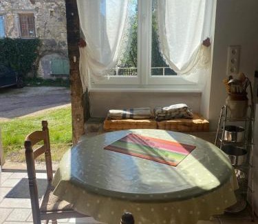 Pousseaux House | L'Atelier de Pierre 1-Bed Cottage in Pousseaux