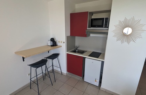 Sainte-Clotilde Centre Apartment | "L'endormi", air-conditioned T1, pool and sea view, near airport