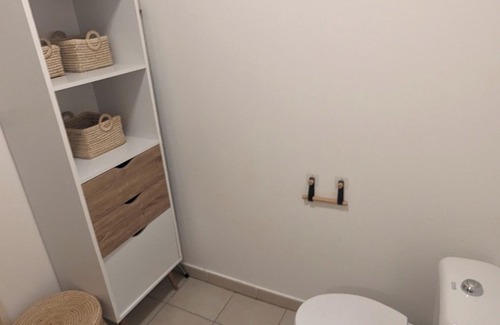 Sainte-Clotilde Centre Apartment | "L'endormi", air-conditioned T1, pool and sea view, near airport