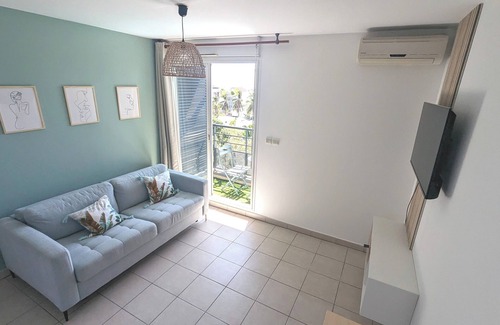 Sainte-Clotilde Centre Apartment | "L'endormi", air-conditioned T1, pool and sea view, near airport