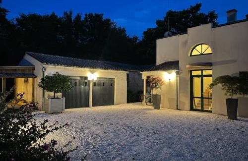 Le Mung Bed & Breakfast | L'escale au Port Miniature de Saint Savinien