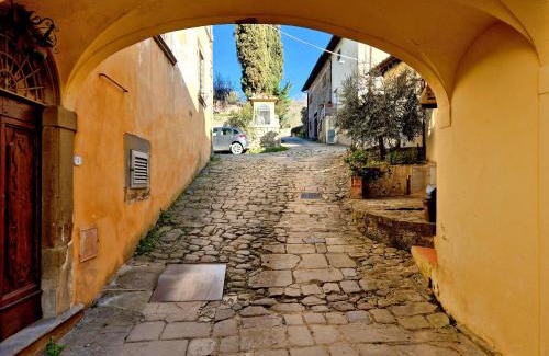 Castelfranco di Sopra Apartment | L'oasi del Borgo con Biliardo e Camino nelle Balze