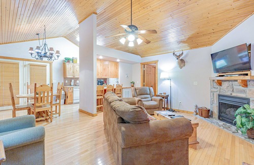 Reeds Spring Cabin | L093, 2Br Cabin, Pets, Near Silver Dollar, Near Pool