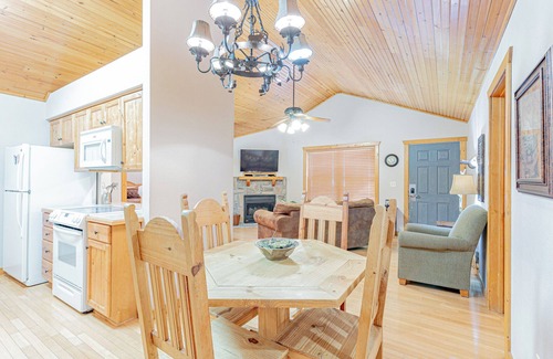 Reeds Spring Cabin | L093, 2Br Cabin, Pets, Near Silver Dollar, Near Pool