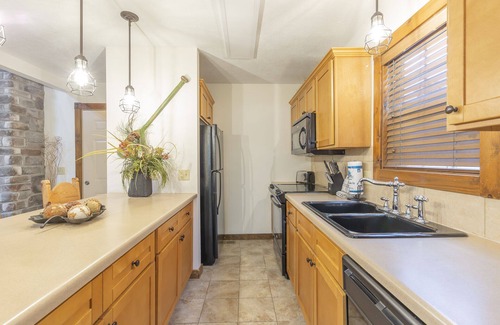 Reeds Spring Cabin | L119, 4 Br Lakefront Cabin, Pets, Fishing, Pool, Plygnd, Fun, Nr Silver Dollar