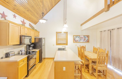 Reeds Spring Cabin | L130 3-Bedroom with Loft Lakeview Cabin