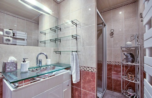 Les Poulettes Apartment | “La Bambou”: rejuvenating and plant-based! Air conditioning and free/secure parking!