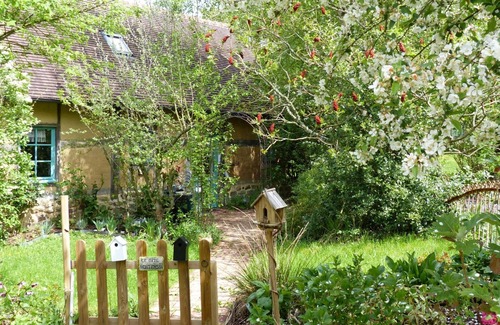 Sainte-Opportune Cottage | La Bergerie - Hortensia: Historic Cottage with English Garden