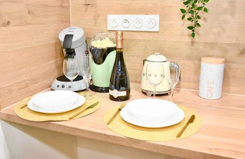 Bordeaux City Centre Apartment | La Boétie, Cocon Central, Double Balneo Bathtub